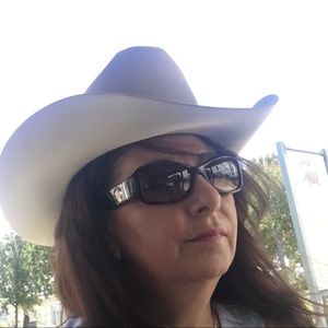 Meet your Posher, Leonila